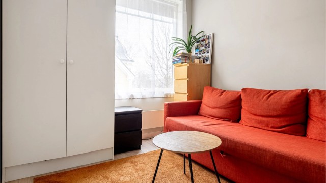 Romslig soverom med god plass for sofamøblement på soverommet.