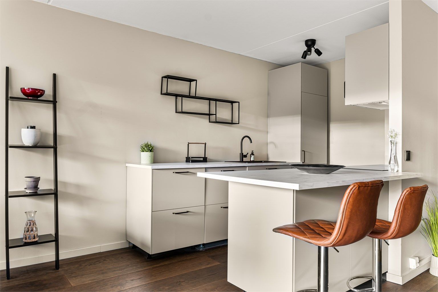 Praktisk kjøkkenøy som gir rom for ekstra arbeidsplass og oppbevaringsplass!