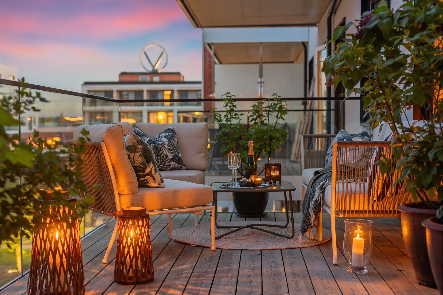 Flott, solrik balkong oppmålt til 12 kvm, med adkomst fra stuen. 