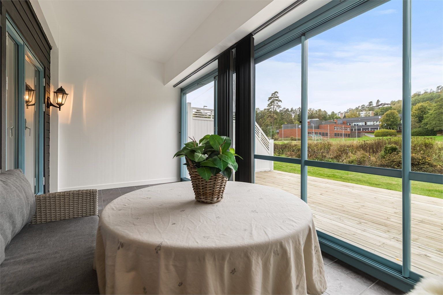 Fra vinterhagen er det flott utsyn over grøntområdet utenfor.