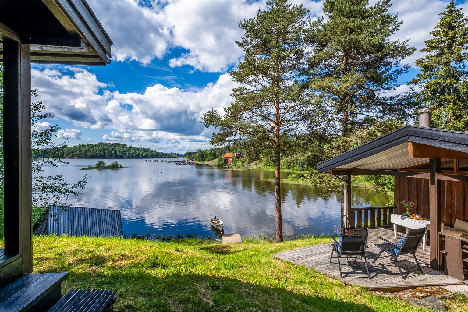 Fritidsbolig med en nydelig beliggenhet ved Øyeren. Eiendommen har brygge og båtplass, og tilbyr en usjenert tomt med rikelig sol og utsikt mot Gansvika.