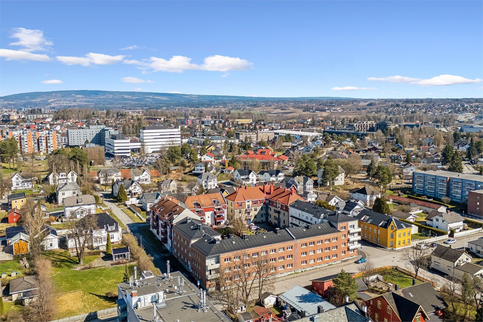 Ca. 1 km til Høgskolen i Innlandet campus Hamar. Rett på nedsiden av sentrum ligger Koigen, og her finner du en flott sandstrand og aktivitetsområde.
