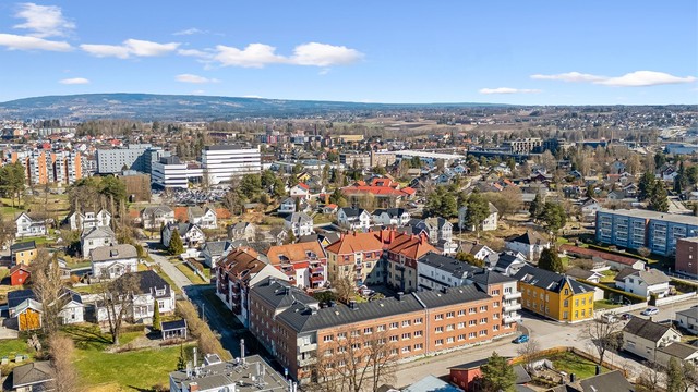 Ca. 1 km til Høgskolen i Innlandet campus Hamar. Rett på nedsiden av sentrum ligger Koigen, og her finner du en flott sandstrand og aktivitetsområde.