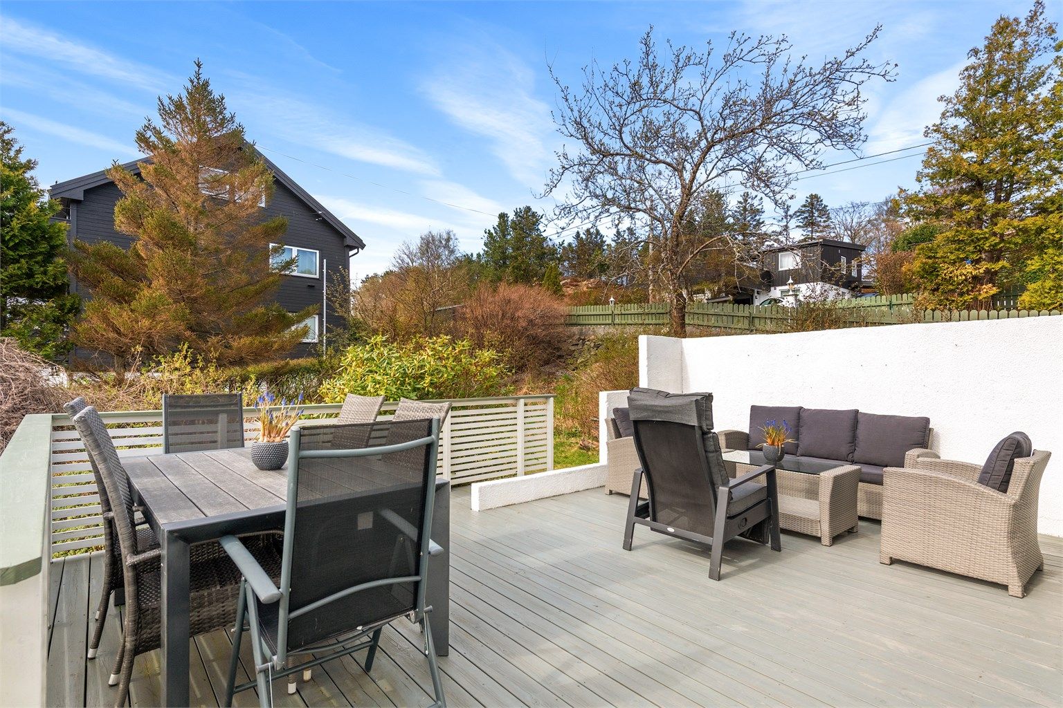 Den store, vestvendte terrassen på ca. 26 m² har god plass til både spise- og sofagruppe.