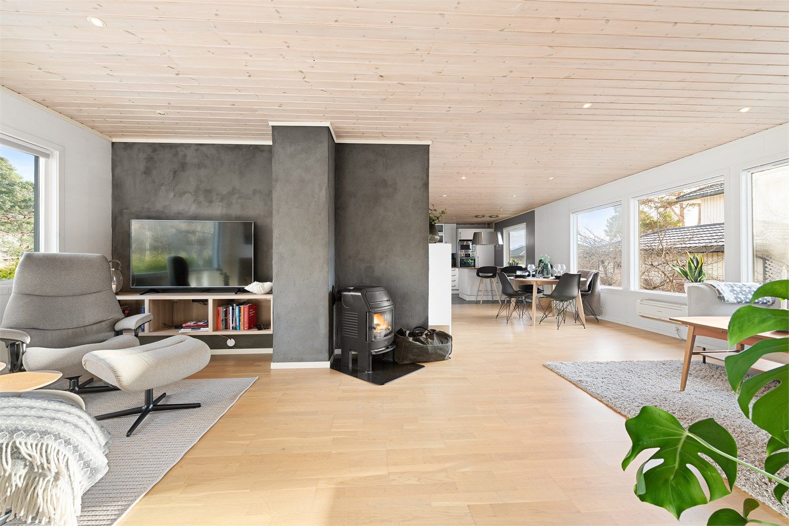 Det er peisovn med glassdør i stuen som gir en lun og hyggelig atmosfære på kjølige dager