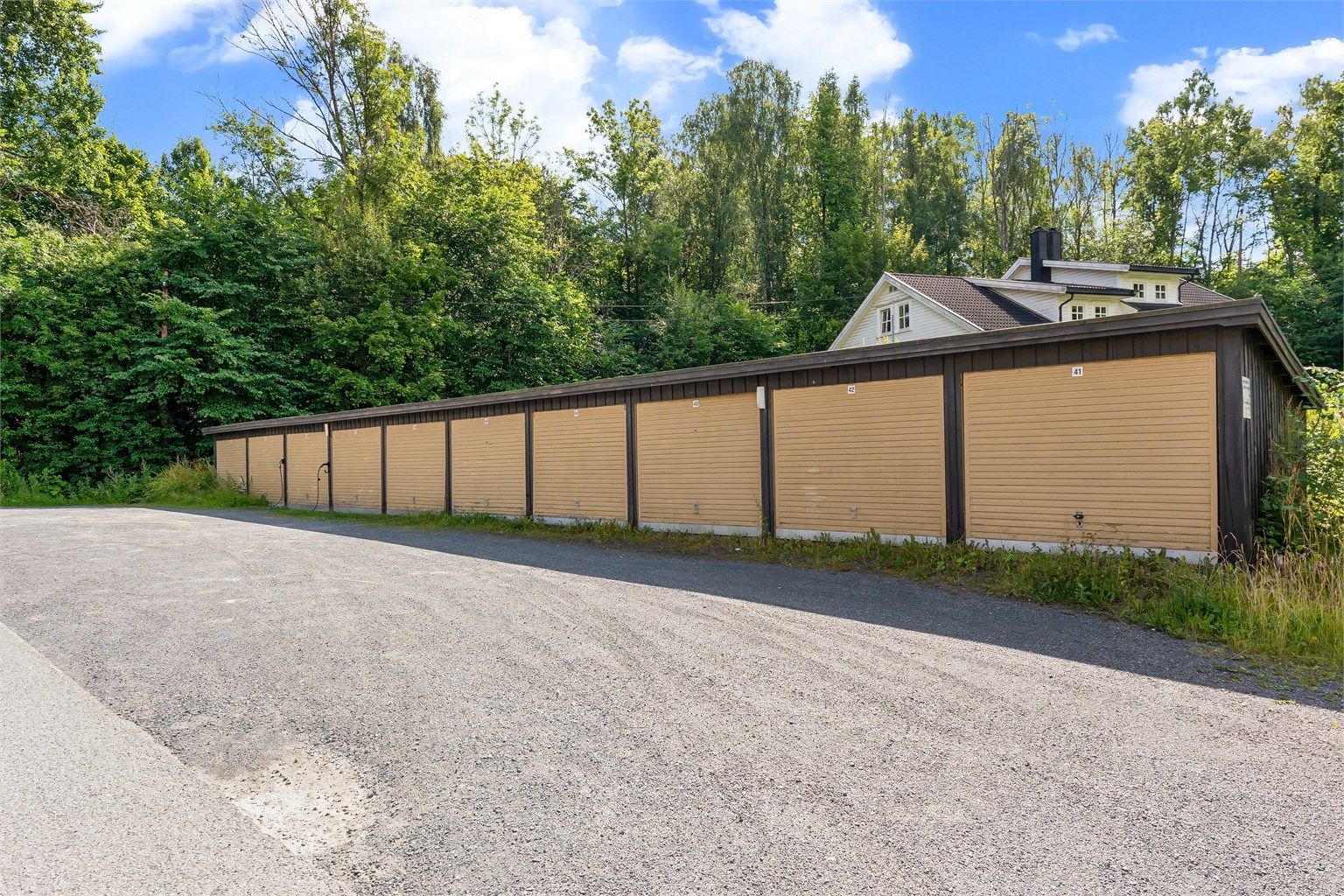 Garasjen ligger rett nedenfor boligen, det er kort gange til bussholdeplass og gangavstand til Sandvika sentrum med et stort kjøpesenter og "alle" fasiliteter