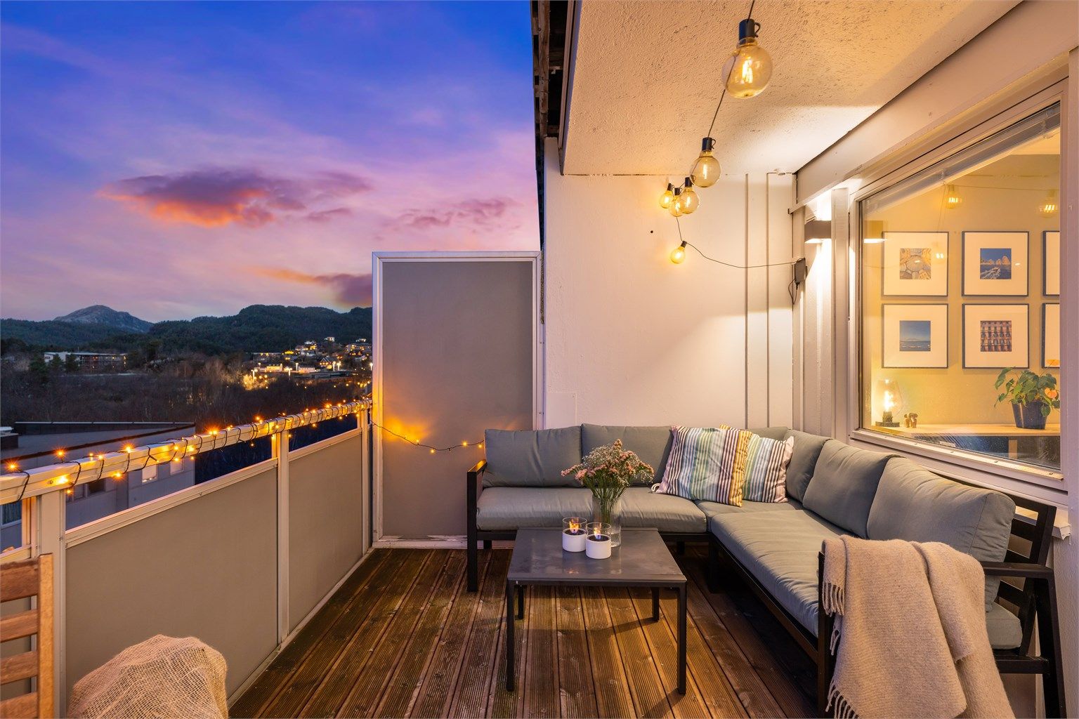 Altanen er på hele 13 kvadratmeter. Det er plass til sittegrupper og grill.