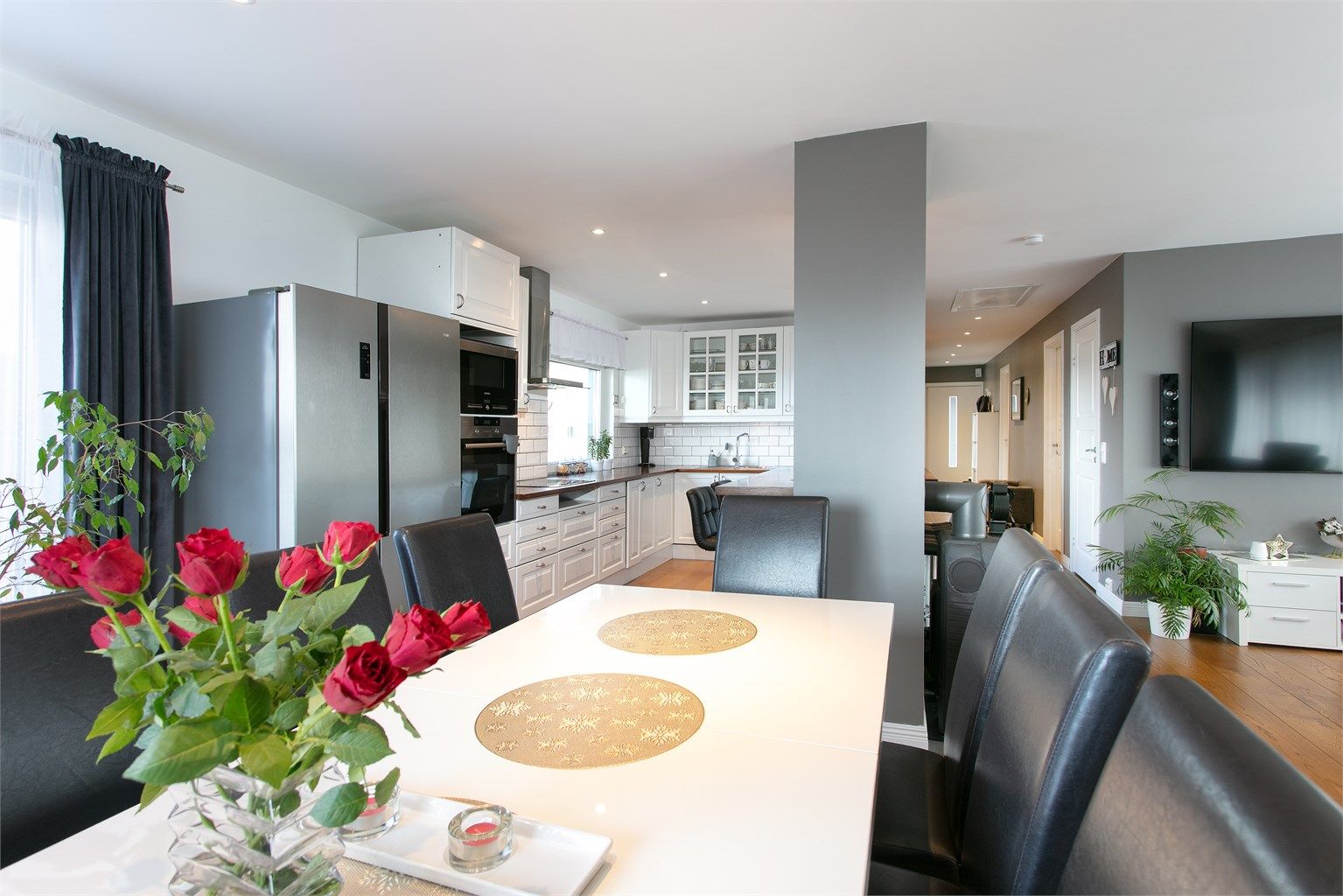 Fra spisestue mot kjøkken