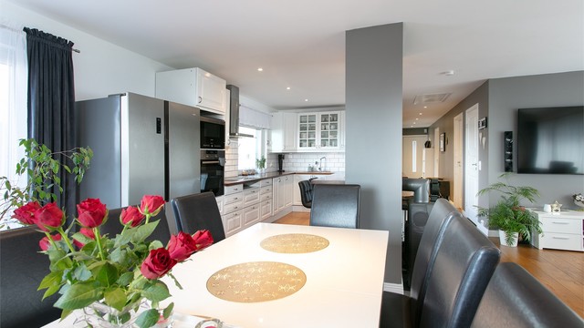 Fra spisestue mot kjøkken