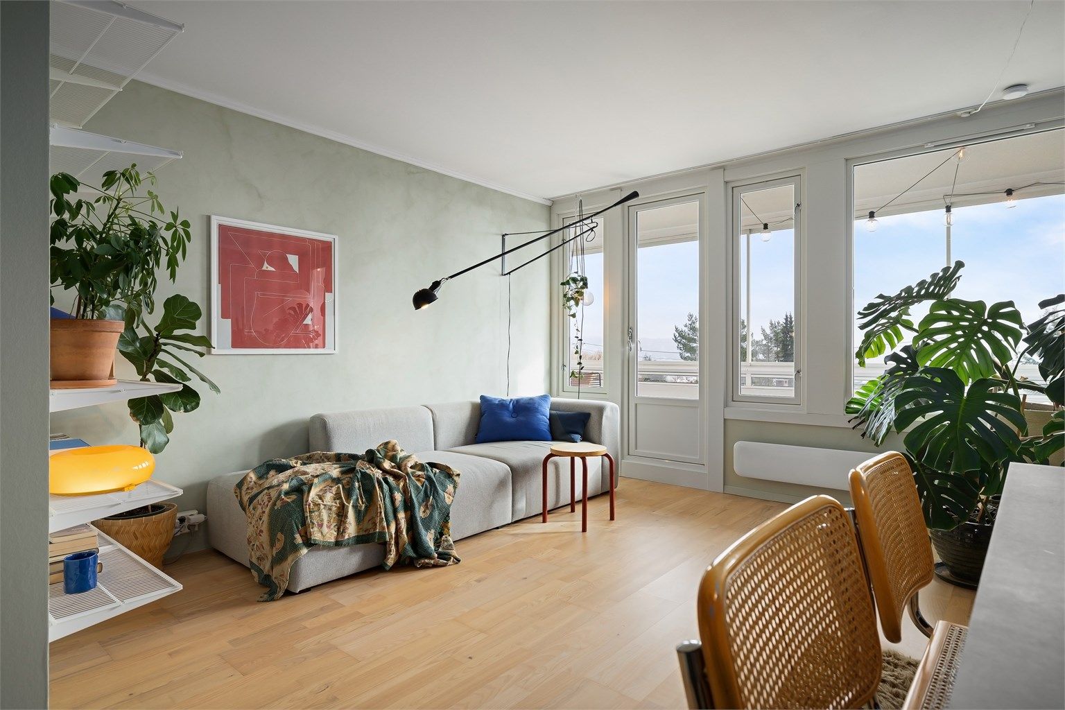 En lys og arealeffektiv 2-roms med innglasset balkong og flott utsikt