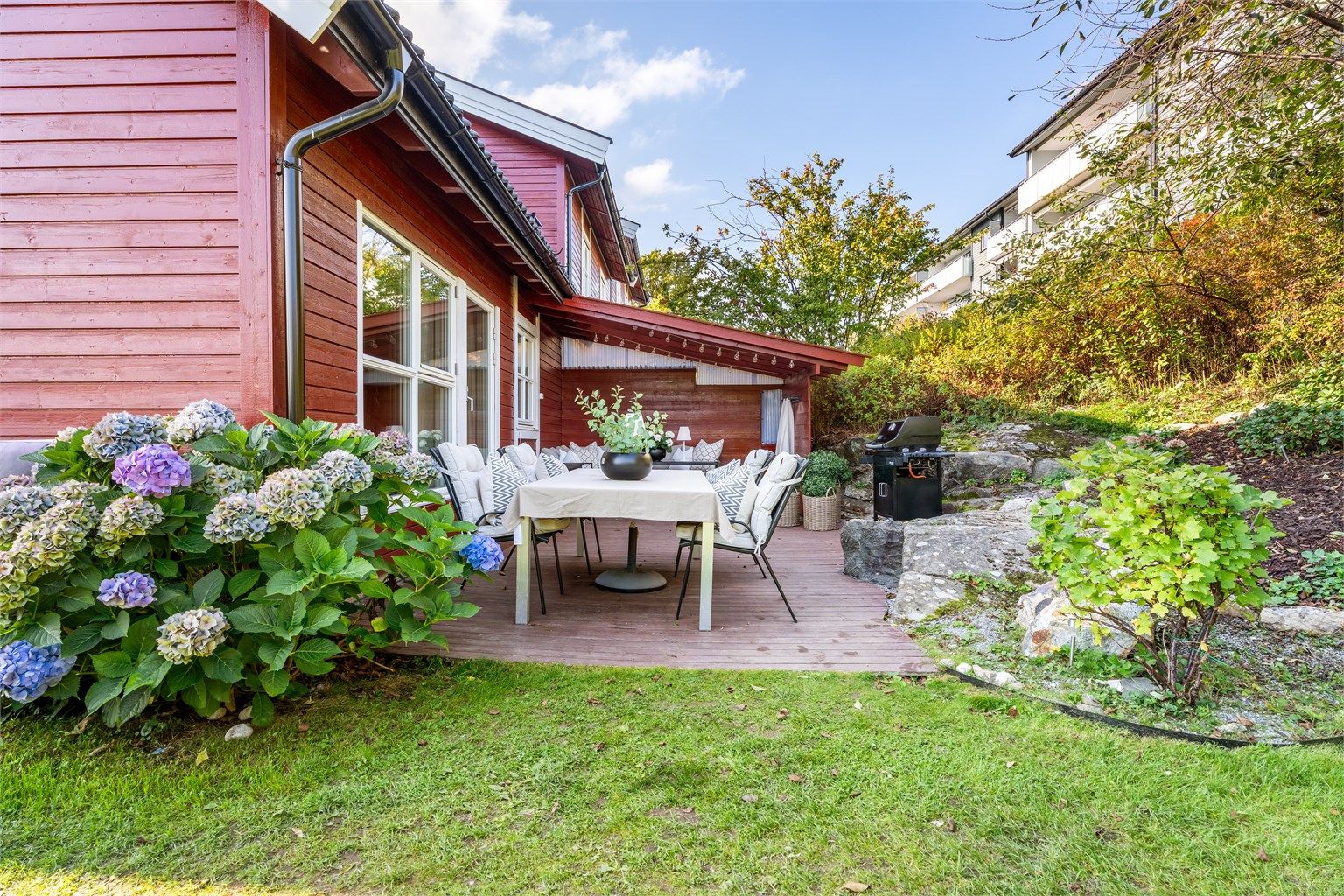 Terrassen har trappefri overgang til den grønne hagen.