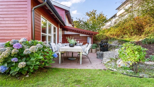 Terrassen har trappefri overgang til den grønne hagen.