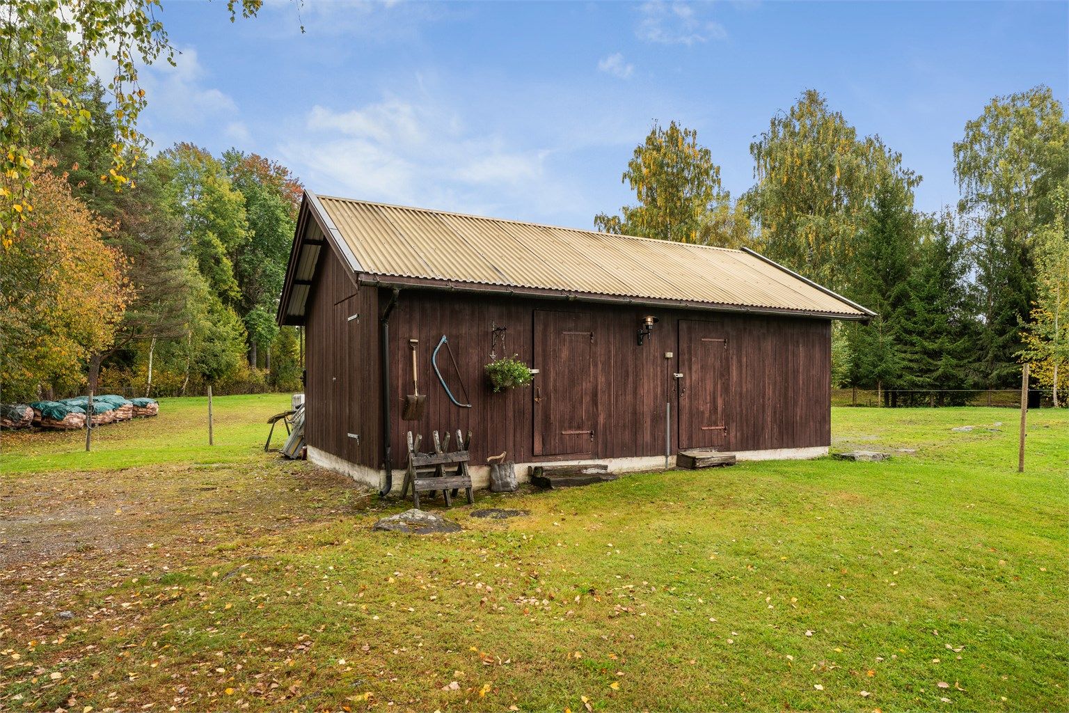 Uthuset står i stil med eiendommen og gir praktisk plass til oppbevaring, hobby eller dyrehold.