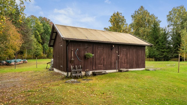 Uthuset står i stil med eiendommen og gir praktisk plass til oppbevaring, hobby eller dyrehold.