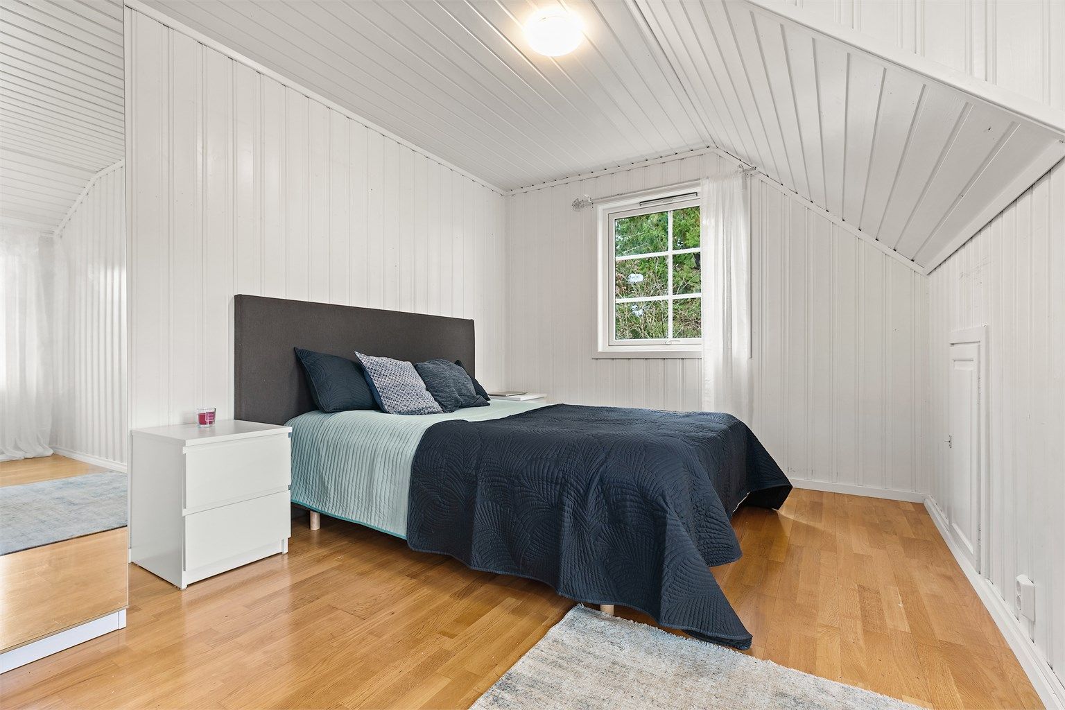 Soverommet har lyse vegger og rikelig med naturlig lys.