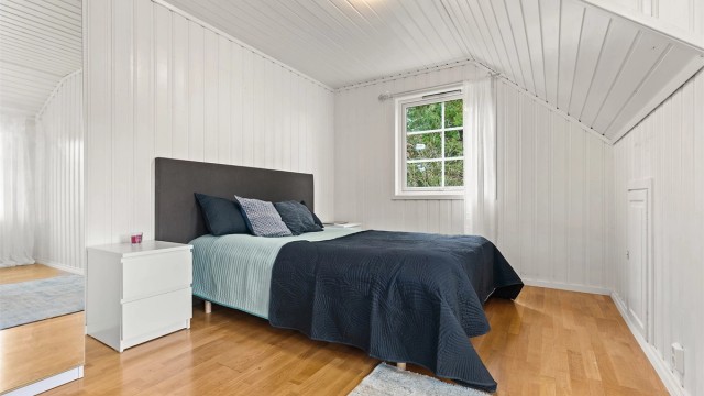 Soverommet har lyse vegger og rikelig med naturlig lys.