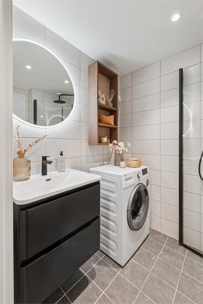 Badet ble oppgradert i 2024 og har et moderne uttrykk.