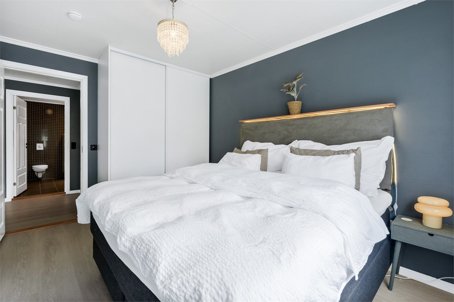Skyvedørsgarderobe gir rikelig med oppbevaringsplass.