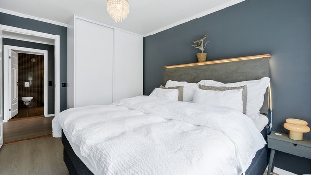 Skyvedørsgarderobe gir rikelig med oppbevaringsplass.