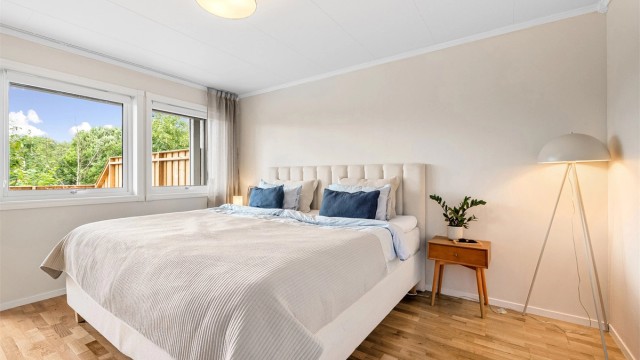 Romslig hovedsoverom med god plass til dobbeltseng og garderobeløsning.