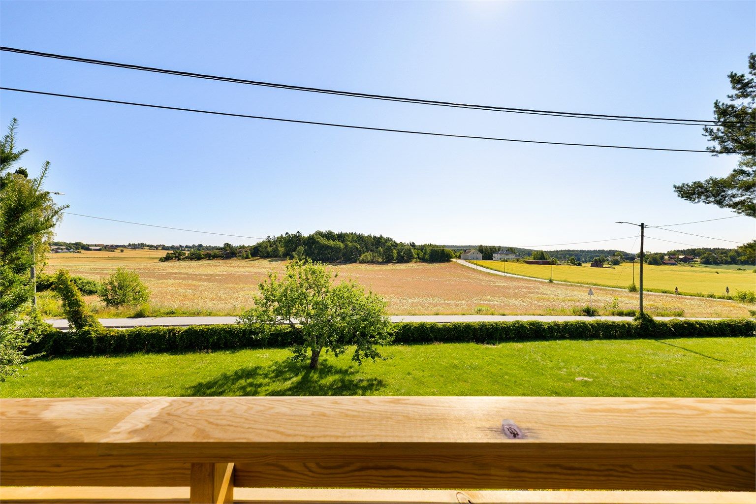 Eiendommens opprinnelige store hage er fradelt, tomtegrensen går like foran uteplassen. Hagen nedenfor er planlagt bebygget.