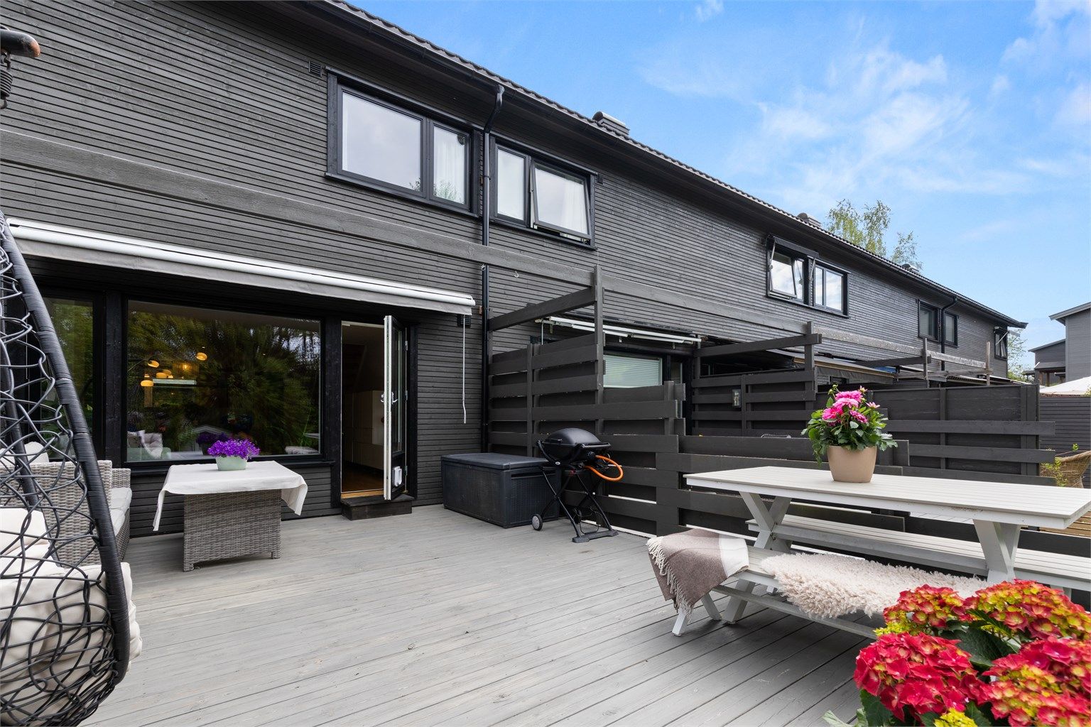 Utgang fra stuen til stor terrasse på ca 26 kvm - markise montert