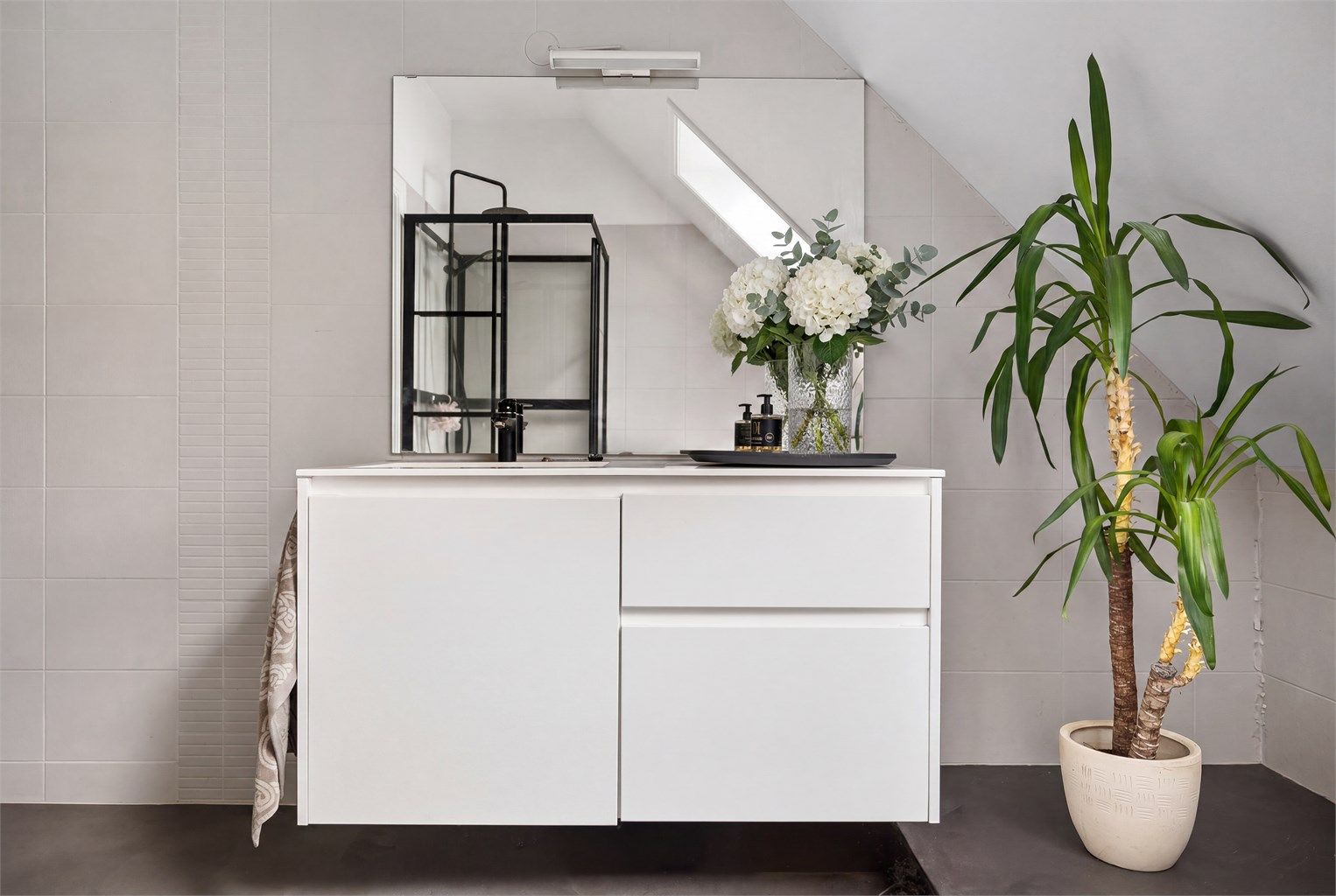 Baderomsinnredning med heldekkende servant og god oppbevaring i skuffer.
-Deler av bad var tidligere kott som nå er tatt inn i badet - dette er bruksendring fra tilleggsdel til hoveddel som er søknadspliktig tiltak. 