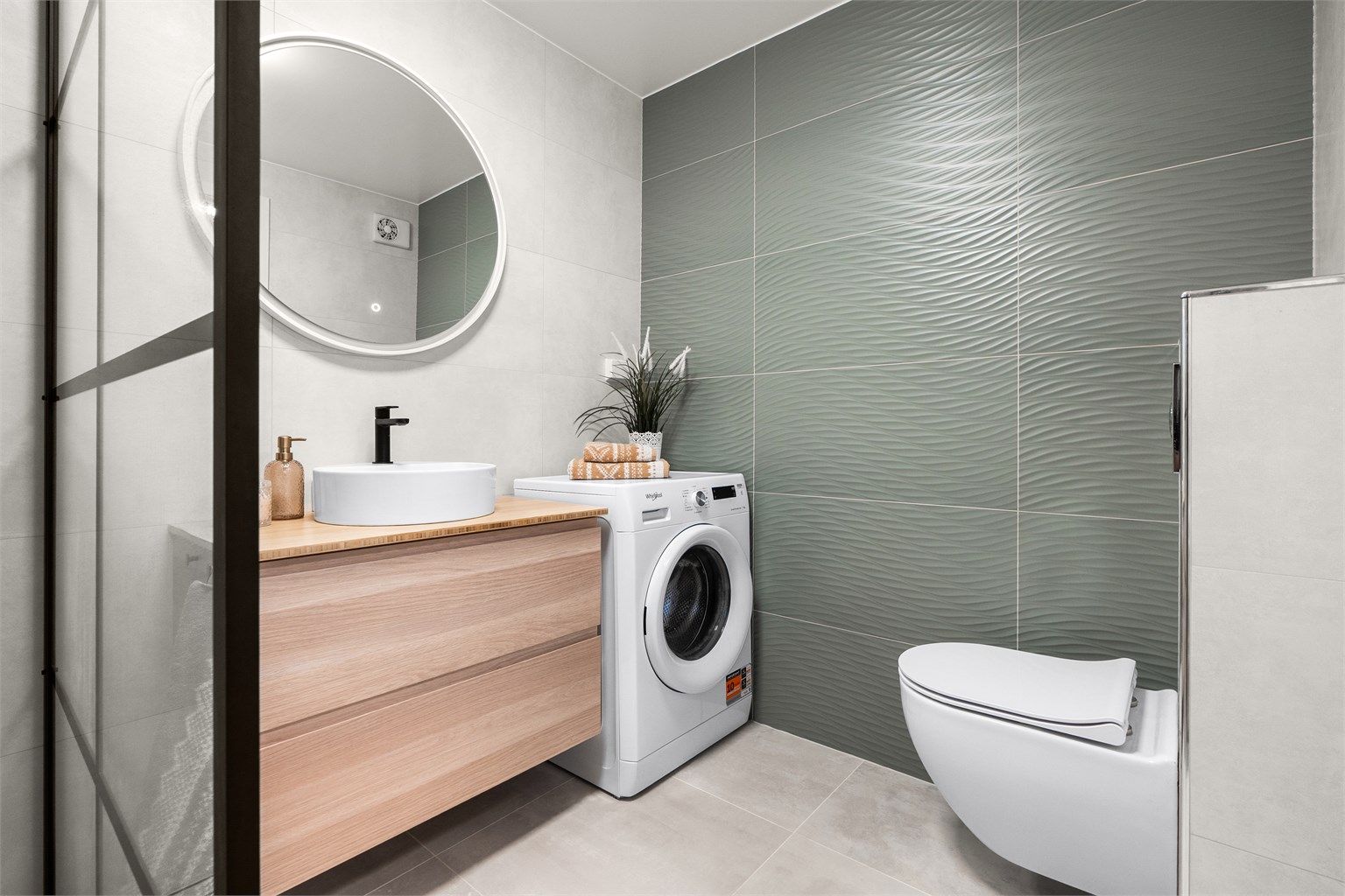 Bad - veggmontert innredning med ovenpåliggende servant og ett-greps armatur - speil over servant med belysning