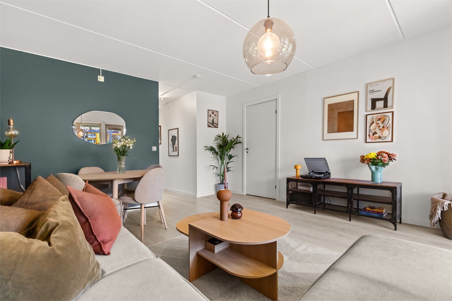 Lys og romslig stue med plass for sofa, tilhørende salongbord, tv-seksjon og annet møblement om ønskelig.