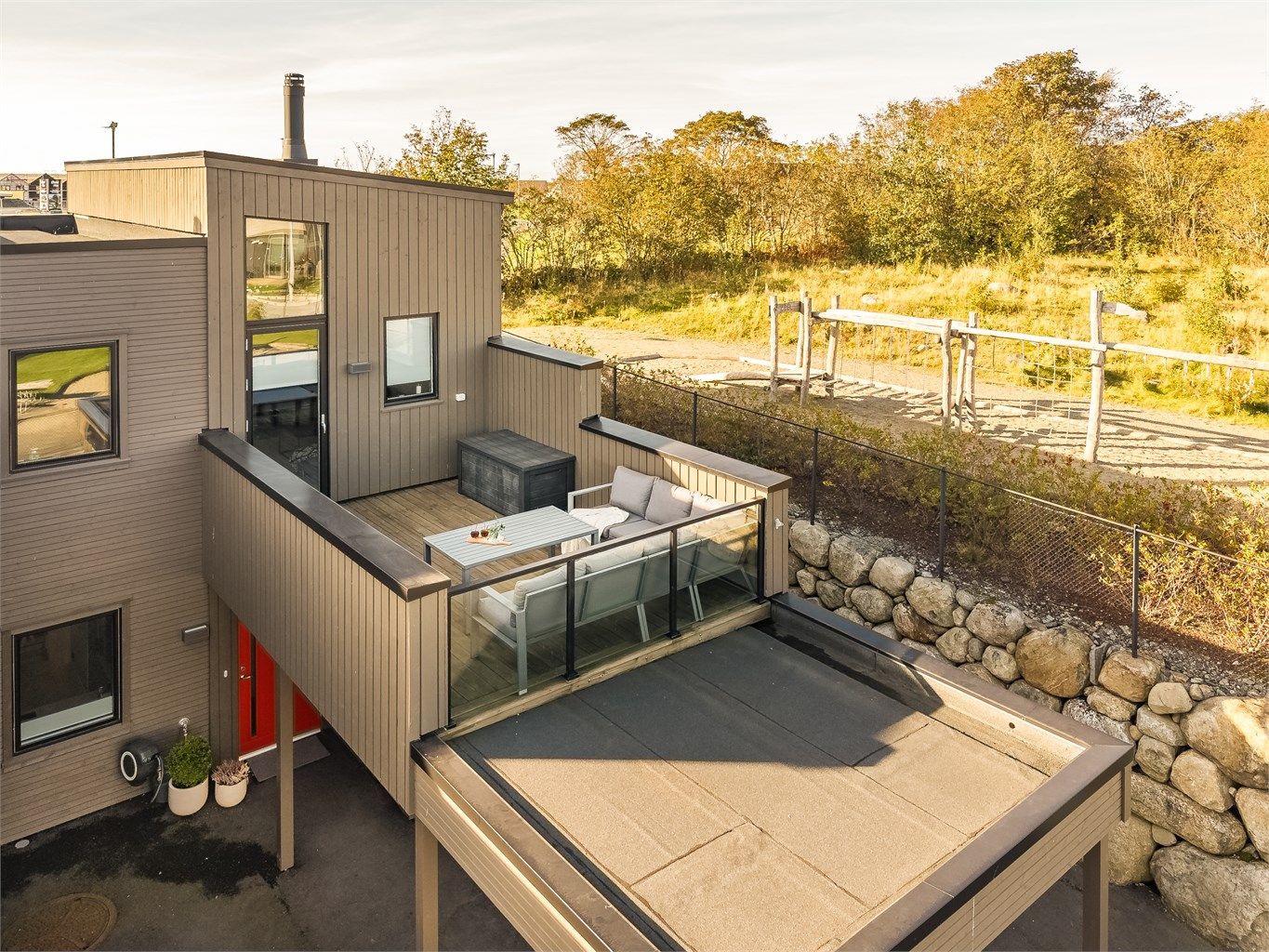 Takterrassen er plassert over carporten, med enkel adkomst fra loftstuen.