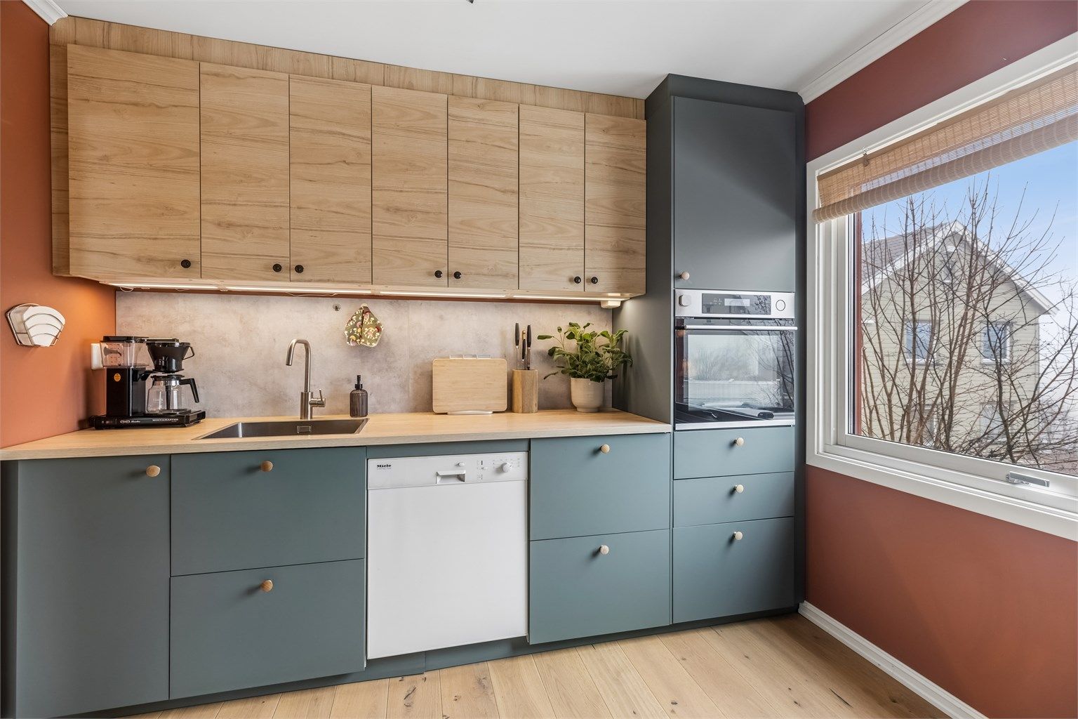 Tiltalende farger og moderne kjøkkenløsning. Automatisk vannstopper med fuktsensor er montert under benk.