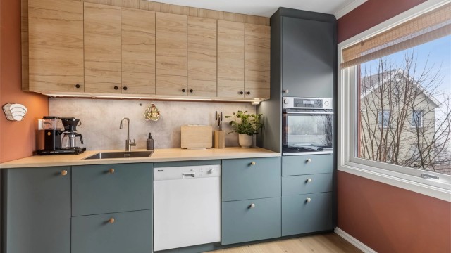 Tiltalende farger og moderne kjøkkenløsning. Automatisk vannstopper med fuktsensor er montert under benk.