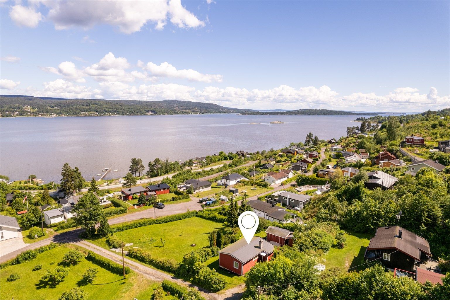 Eiendommen ligger fint til i Øgarden hyttegrend