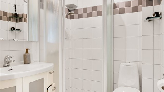 Flislagt bad i 1. etasje med varmekabler i gulv.