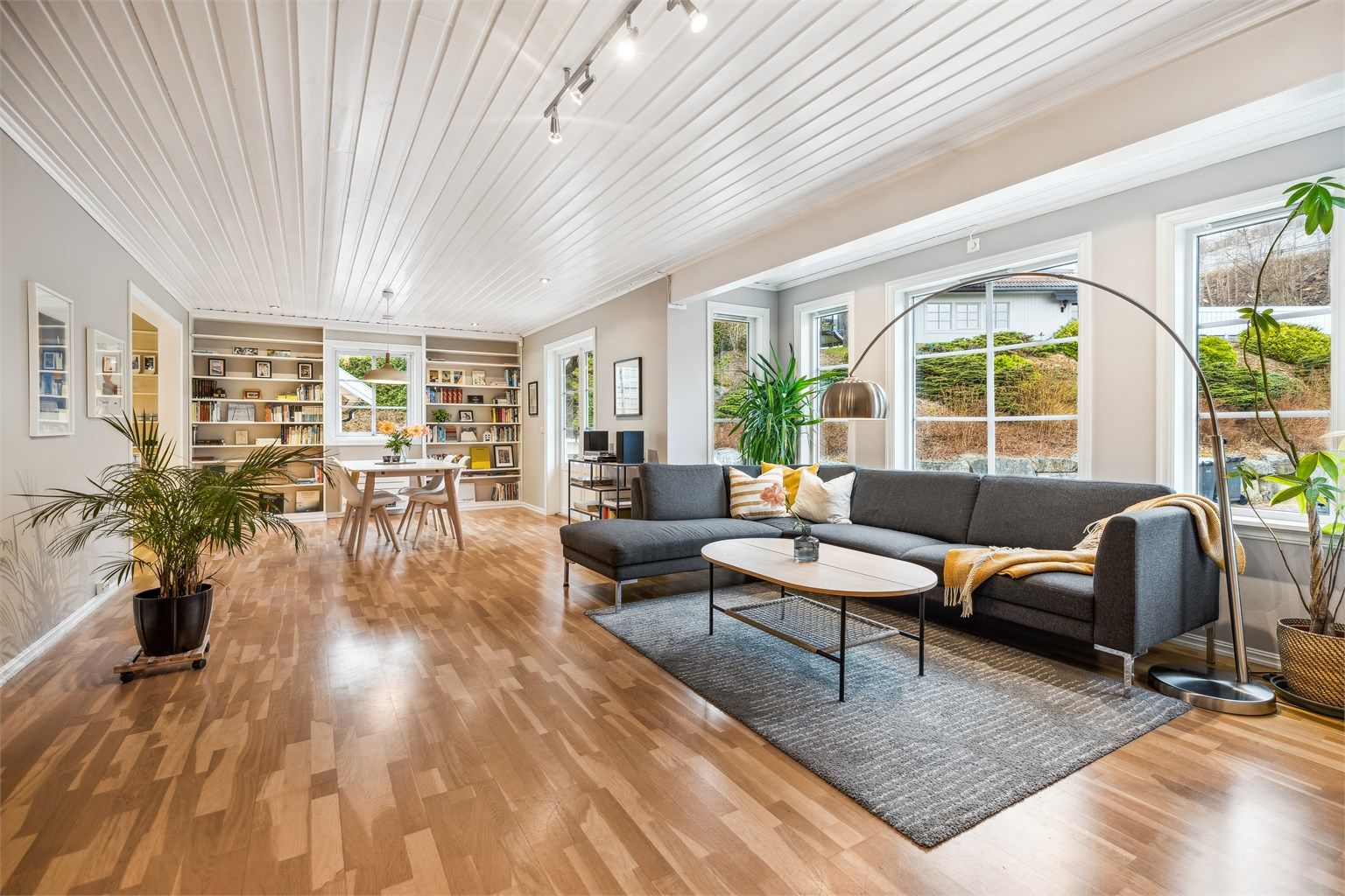 Stue, spisestue og kjøkken i delvis åpen løsning gir et moderne og sosialt rom hvor familie og venner kan samles. 