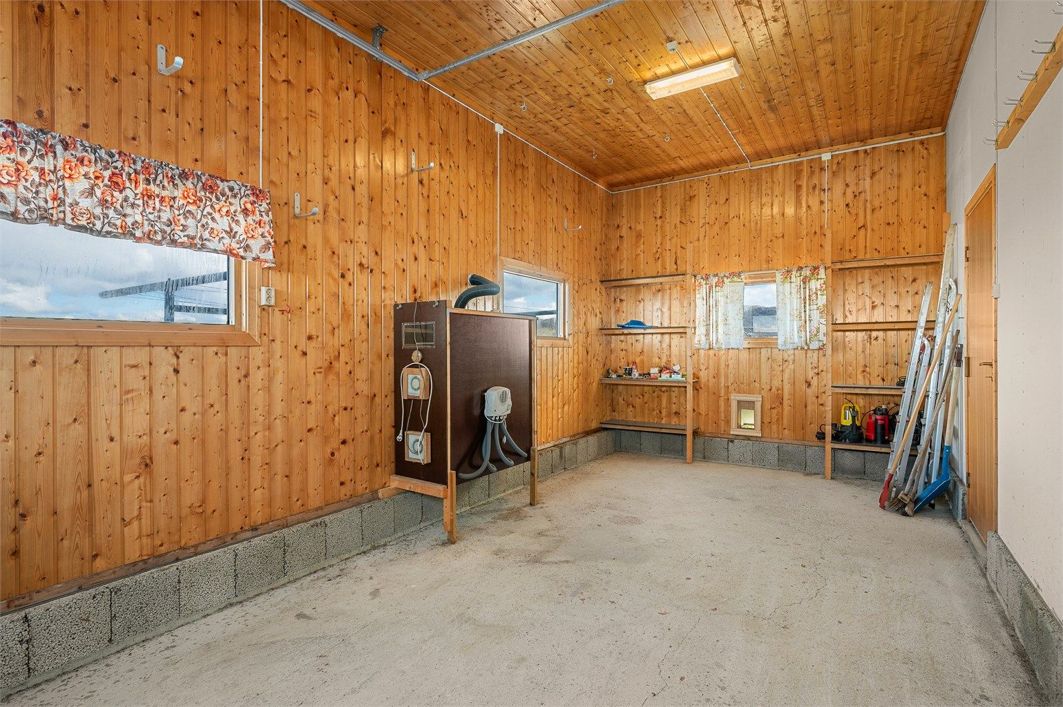 Romslig garasjebygg med plass til både kjøretøy og utstyr. 