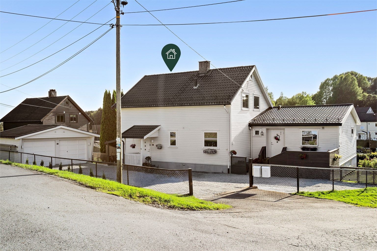 Velkommen til Skråveien 9B - romslig halvpart av tomannsbolig!