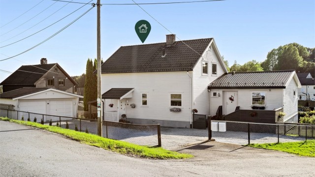 Velkommen til Skråveien 9B - romslig halvpart av tomannsbolig!