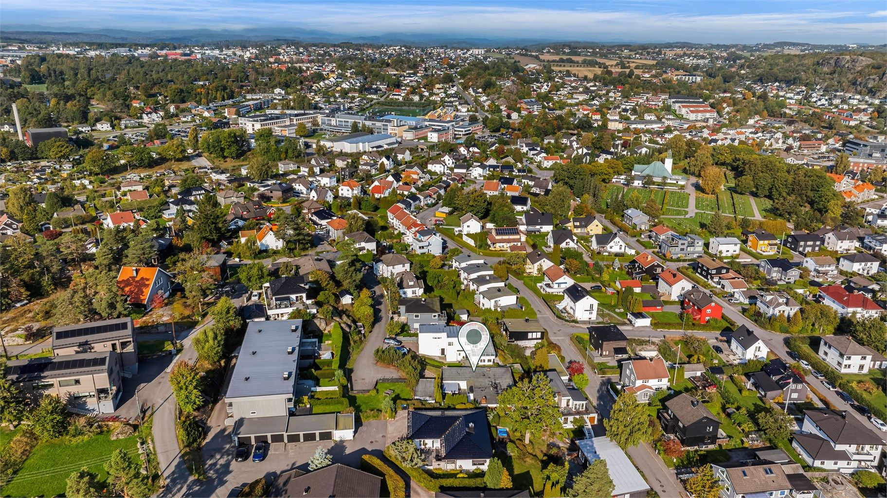 Området byr på kort gangavstand til skoler og idrettsanlegg, deriblant Sandefjord videregående skole.