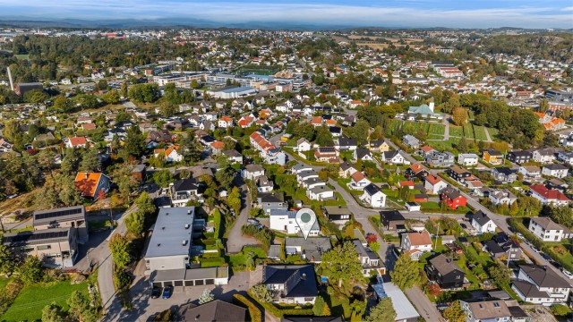 Området byr på kort gangavstand til skoler og idrettsanlegg, deriblant Sandefjord videregående skole.