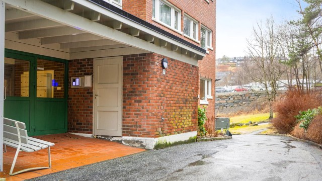 Bygget har overbygget inngangsparti