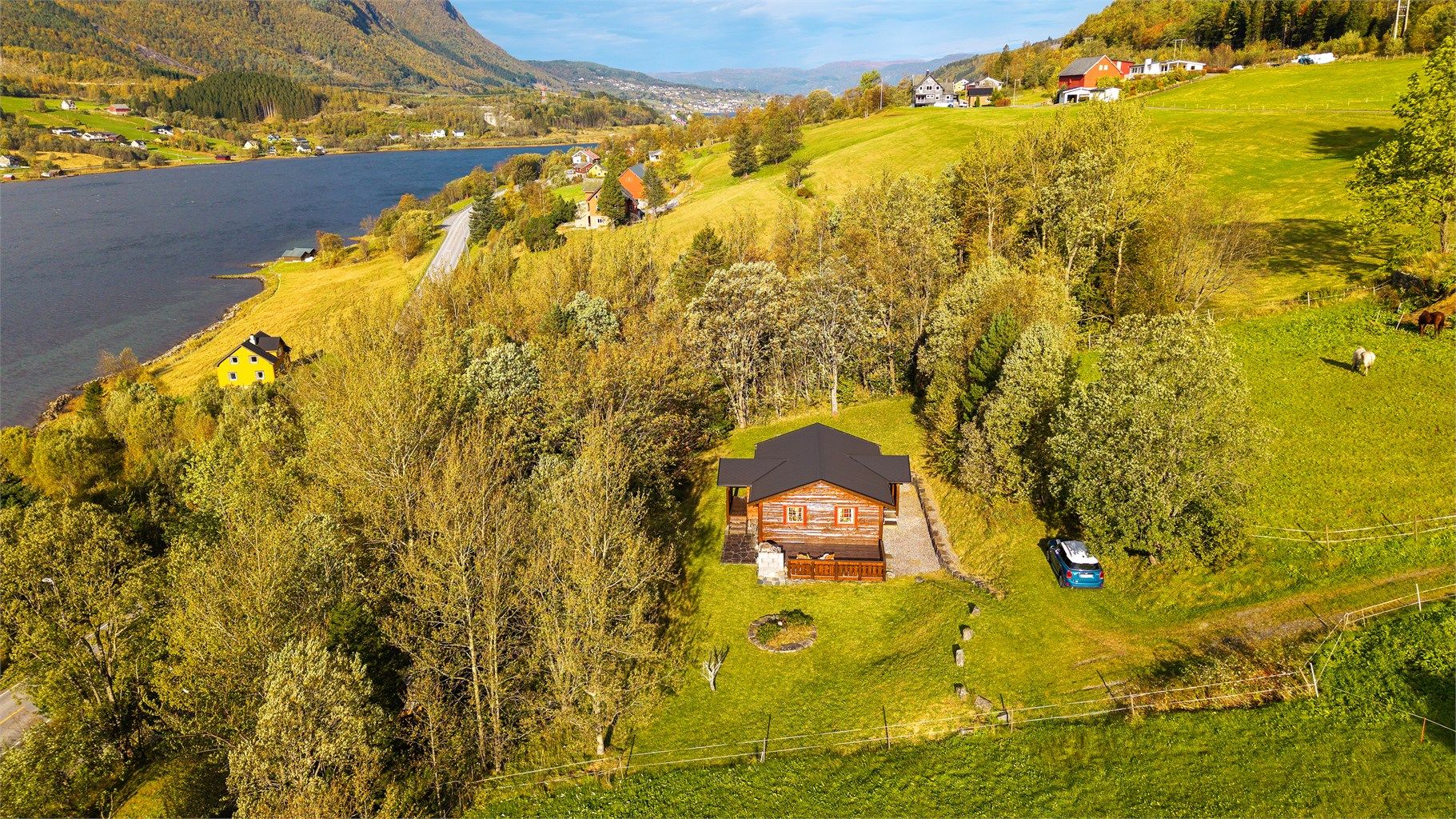 Droneblde av eiendommen og nærområdet