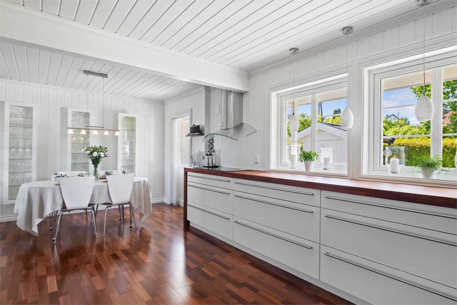 Kjøkkenet er utstyrt med integrert induksjonstopp, stekeovn, mikrobølgeovn, kaffemaskin og oppvaskmaskin, samt nisje til side-by-side kjøleskap.