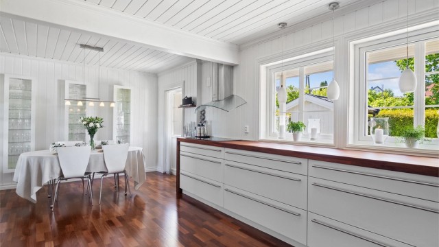 Kjøkkenet er utstyrt med integrert induksjonstopp, stekeovn, mikrobølgeovn, kaffemaskin og oppvaskmaskin, samt nisje til side-by-side kjøleskap.