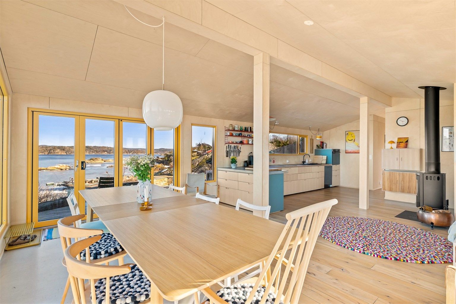 STILREN, LYS OG ÅPEN.