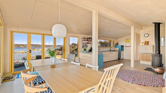 STILREN, LYS OG ÅPEN.