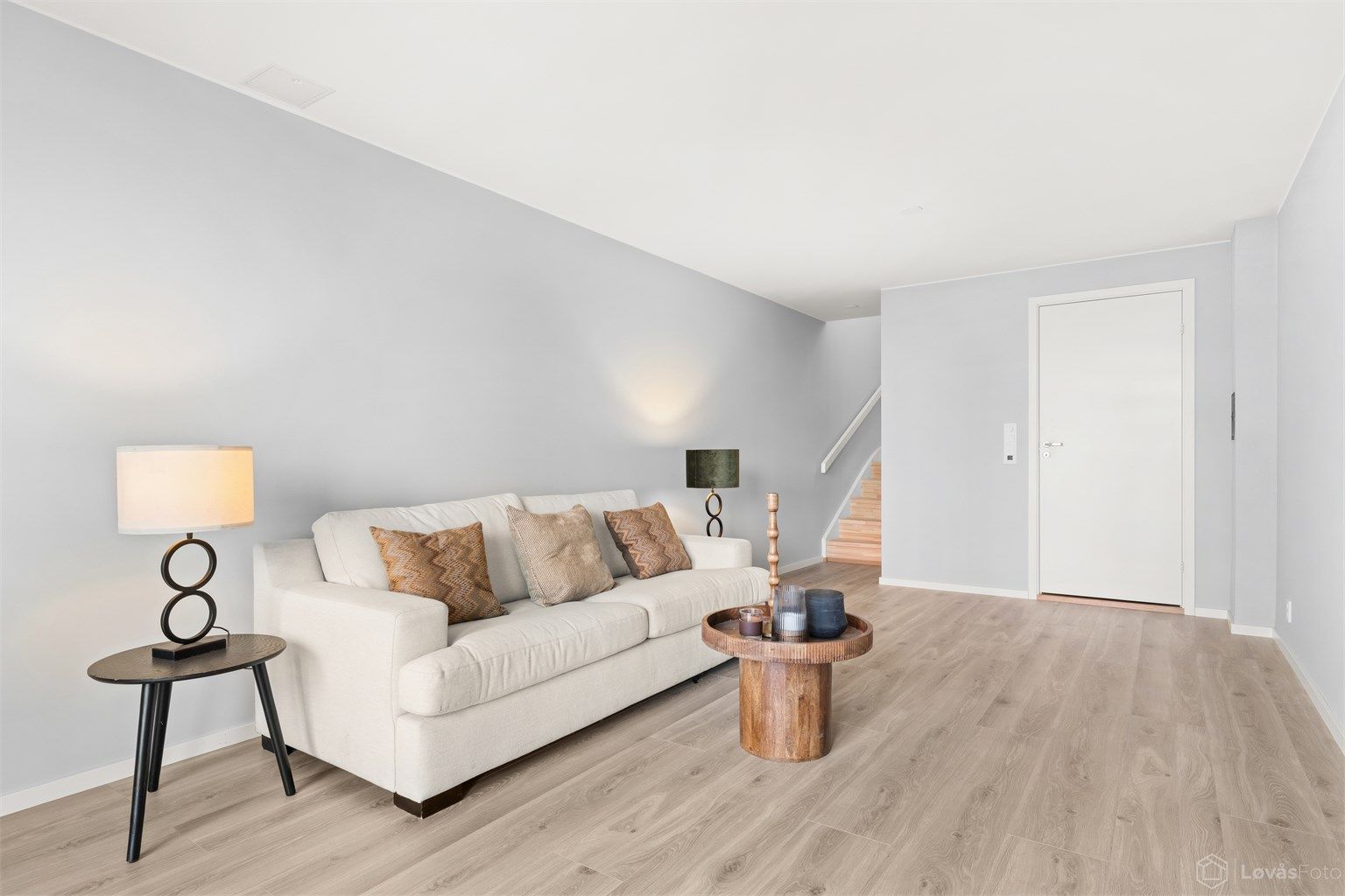 Stue med tilliggende bad (fra stuen går trappen opp til 1. etasje, og ved evt. utleie bør det etableres en vegg med dør mot trappen). Det er klargjort for montering av hybelkjøkken