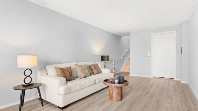 Stue med tilliggende bad (fra stuen går trappen opp til 1. etasje, og ved evt. utleie bør det etableres en vegg med dør mot trappen). Det er klargjort for montering av hybelkjøkken