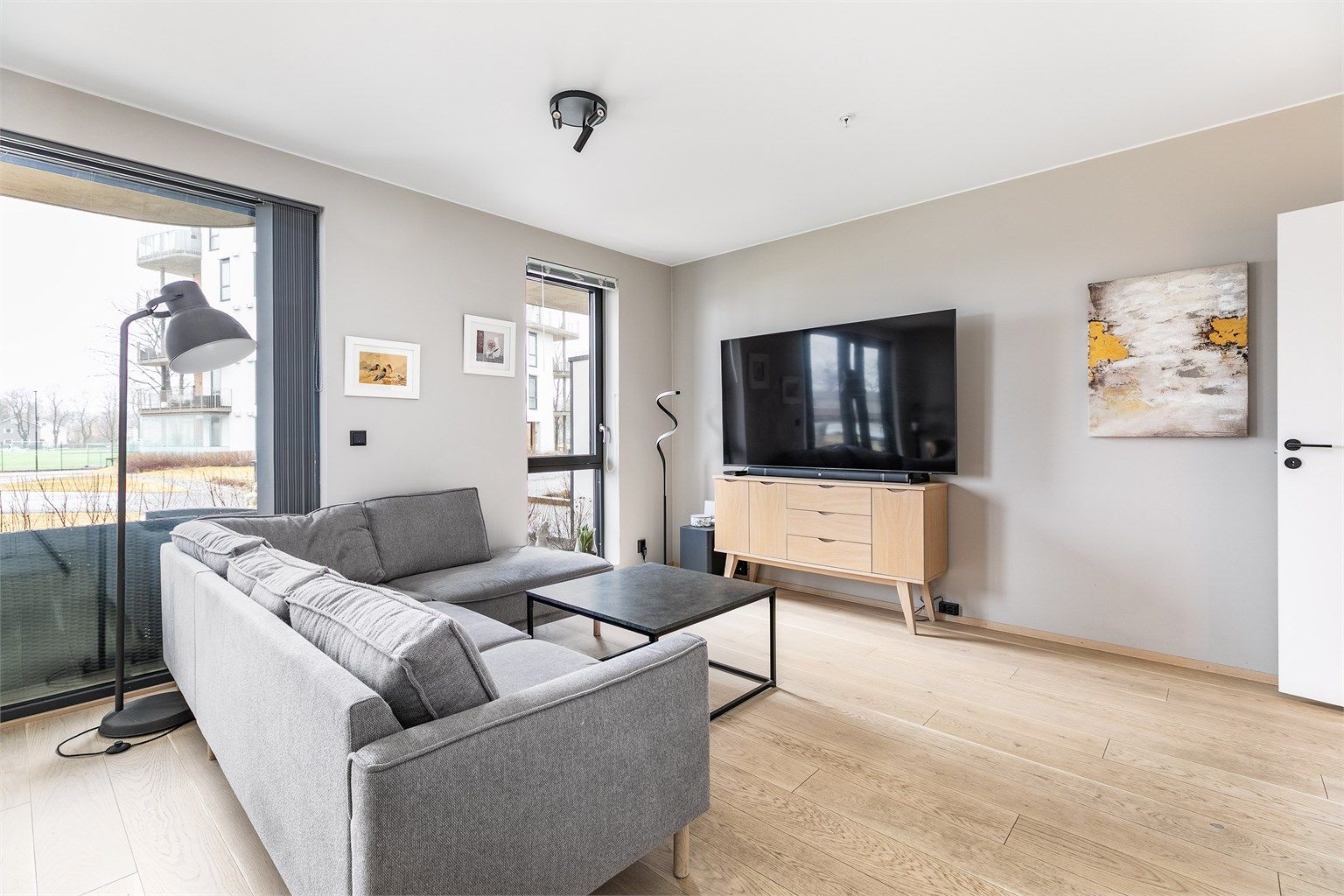 Leiligheten ble ferdigstilt i 2023 og er i dag velholdt - utelukkende gitt grønn tilstandsgrad 0/1. Standarden er moderne og inkluderer vannbåren gulvvarme i alle rom. 