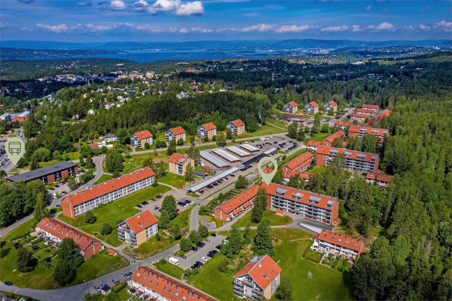 Området har frodige grøntområder og er kjent for sitt gode bomiljø, leiligheten har svært god intern beliggenhet.